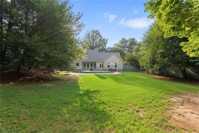 802 Lakeglen Drive, Suwanee, GA 30024