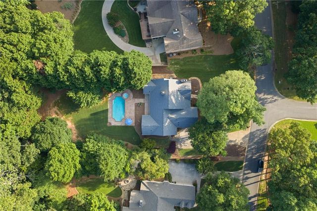 802 Lakeglen Drive, Suwanee, GA 30024