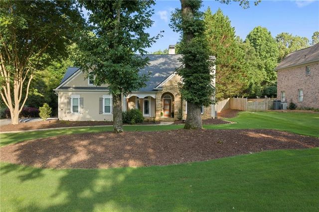 802 Lakeglen Drive, Suwanee, GA 30024