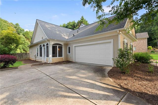 802 Lakeglen Drive, Suwanee, GA 30024