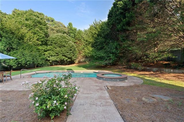 802 Lakeglen Drive, Suwanee, GA 30024