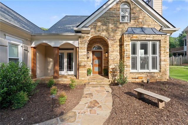 802 Lakeglen Drive, Suwanee, GA 30024