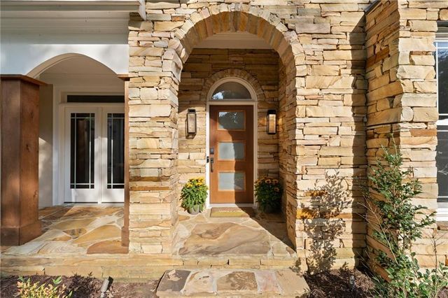 802 Lakeglen Drive, Suwanee, GA 30024