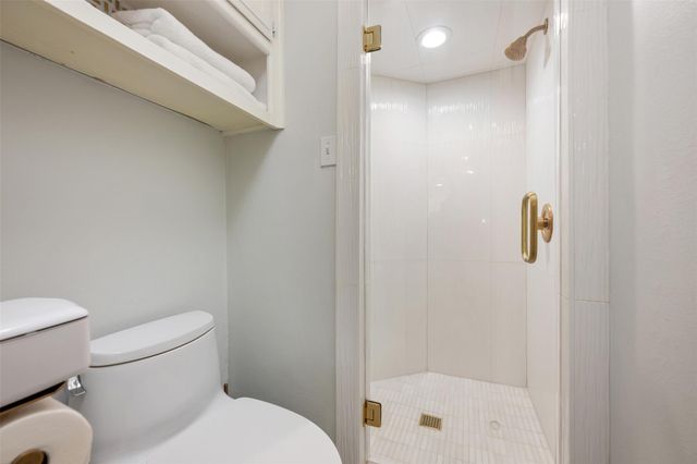 106 Sailmaster ST, Lakeway, TX 78734