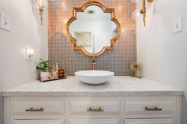 106 Sailmaster ST, Lakeway, TX 78734