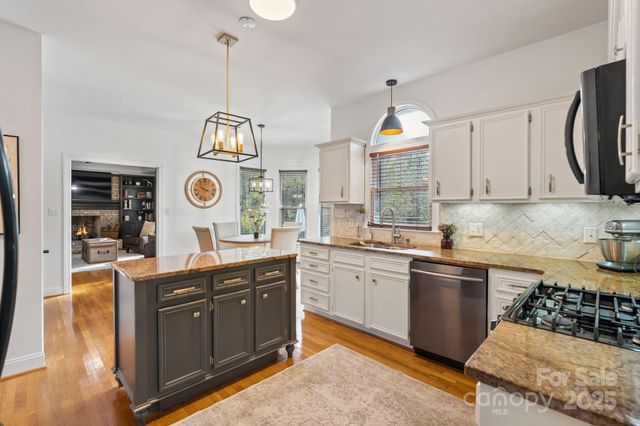 4150 Wandering Lane NE, Hickory, NC 28601