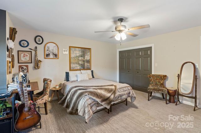 4150 Wandering Lane NE, Hickory, NC 28601