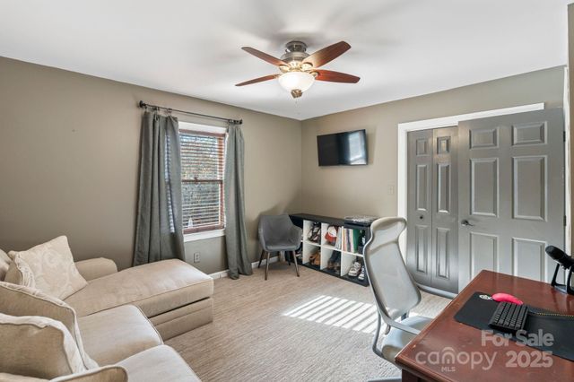 4150 Wandering Lane NE, Hickory, NC 28601