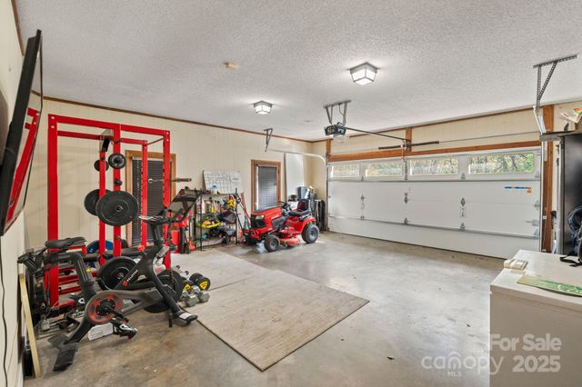 4150 Wandering Lane NE, Hickory, NC 28601