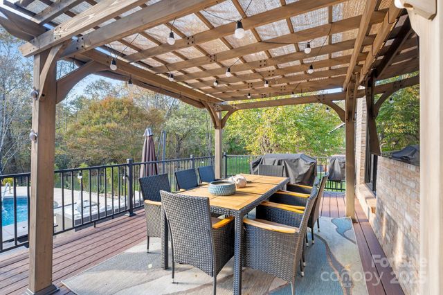 4150 Wandering Lane NE, Hickory, NC 28601