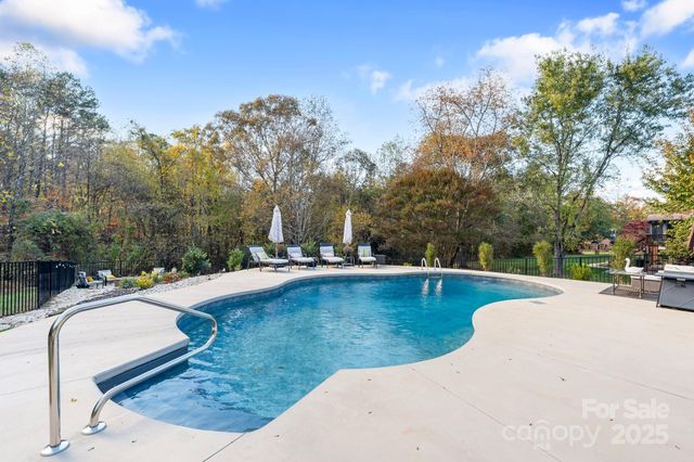 4150 Wandering Lane NE, Hickory, NC 28601