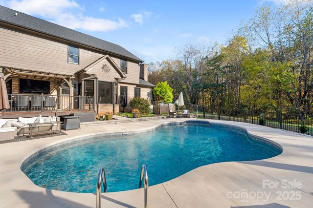 4150 Wandering Lane NE, Hickory, NC 28601