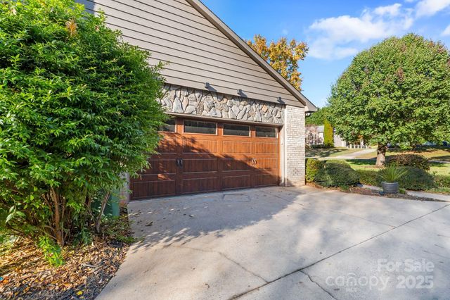 4150 Wandering Lane NE, Hickory, NC 28601