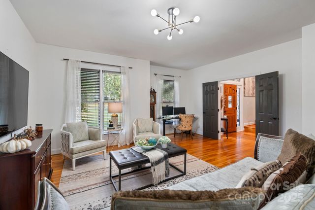 4150 Wandering Lane NE, Hickory, NC 28601