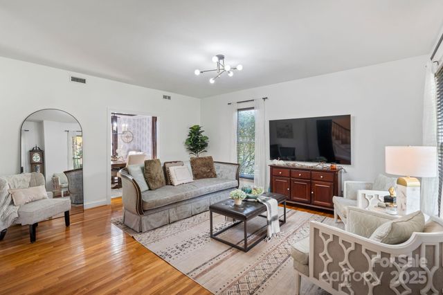 4150 Wandering Lane NE, Hickory, NC 28601