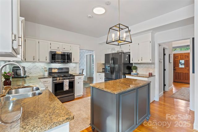 4150 Wandering Lane NE, Hickory, NC 28601