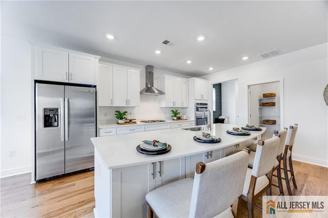4 Longwood Drive, Monroe, NJ 08831