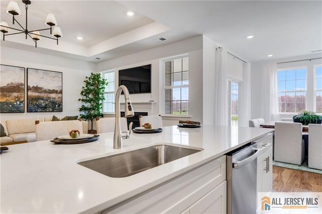 4 Longwood Drive, Monroe, NJ 08831