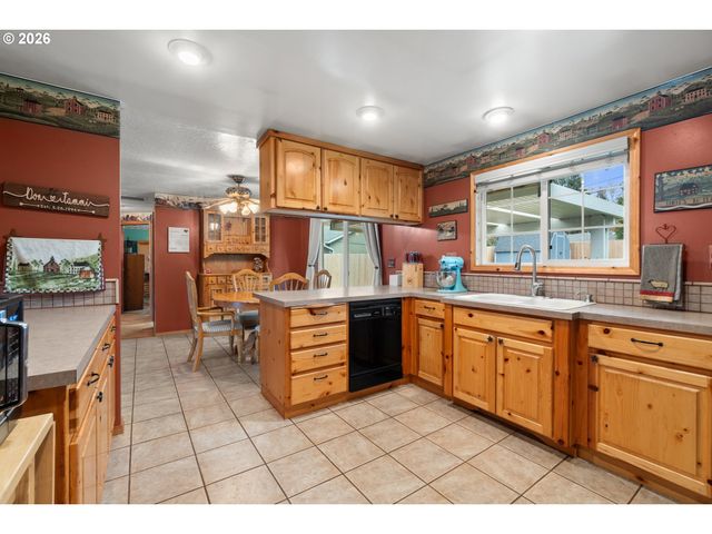 18030 Se PERSHING Ct, Portland, OR 97236