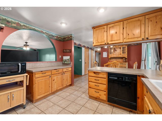 18030 Se PERSHING Ct, Portland, OR 97236