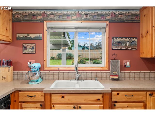 18030 Se PERSHING Ct, Portland, OR 97236