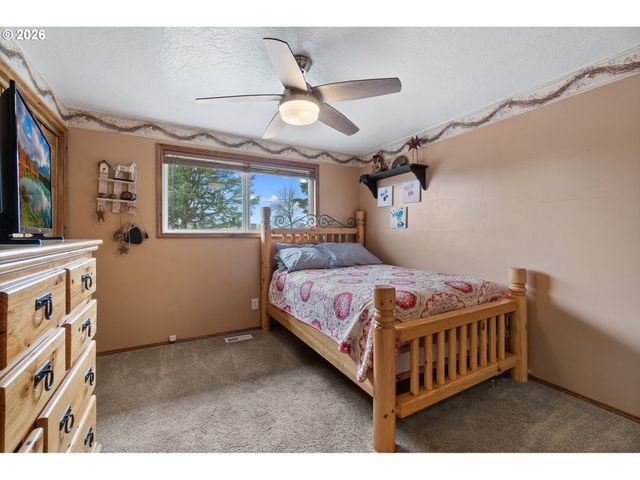 18030 Se PERSHING Ct, Portland, OR 97236