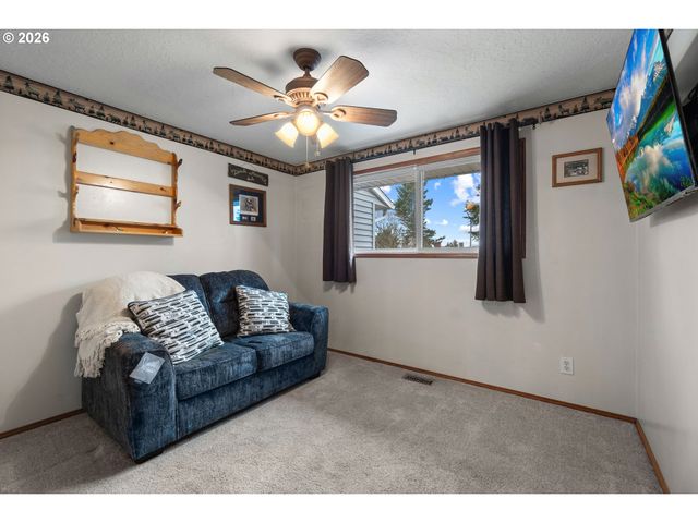 18030 Se PERSHING Ct, Portland, OR 97236