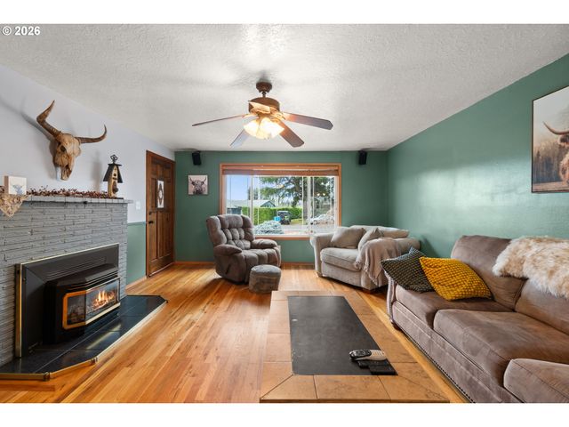 18030 Se PERSHING Ct, Portland, OR 97236