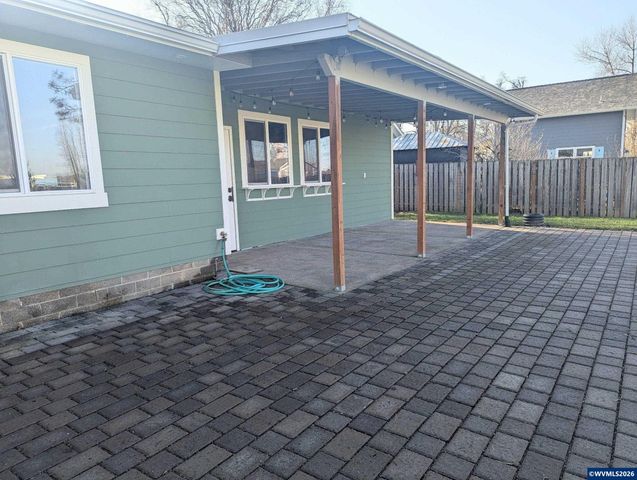 821 Liberty St, Silverton, OR 97381