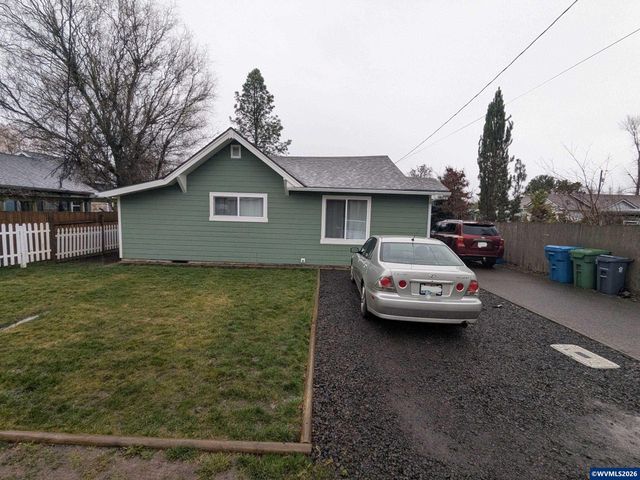821 Liberty St, Silverton, OR 97381