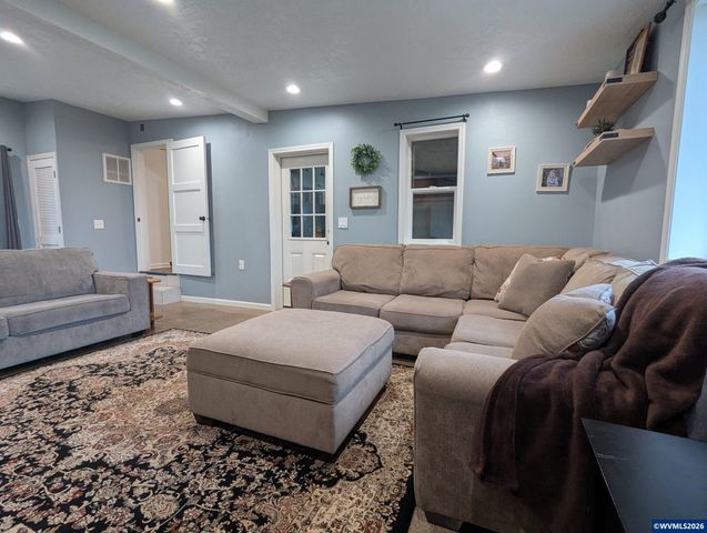 821 Liberty St, Silverton, OR 97381