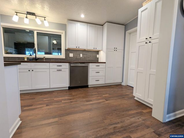 821 Liberty St, Silverton, OR 97381