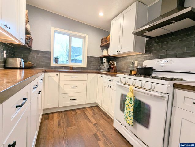 821 Liberty St, Silverton, OR 97381