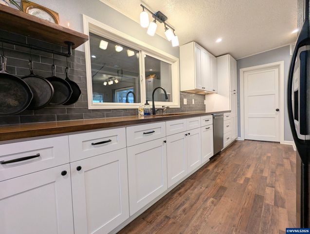 821 Liberty St, Silverton, OR 97381