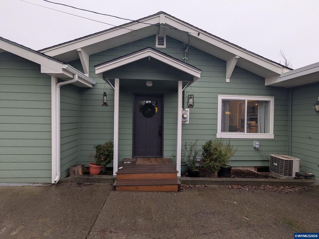 821 Liberty St, Silverton, OR 97381