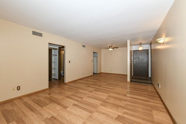 2260 W Good Hope ROAD #129, Glendale, WI 53209