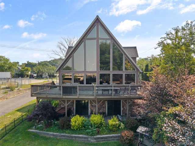 1907 Riverside Drive, Port Huron, MI 48060