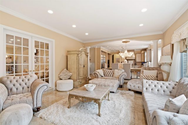 15 Peppermill Lane, Dix Hills, NY 11746