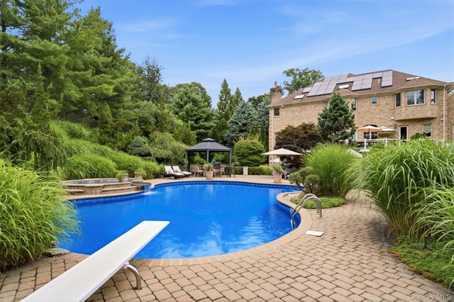 15 Peppermill Lane, Dix Hills, NY 11746