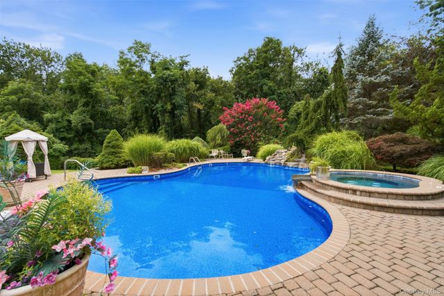 15 Peppermill Lane, Dix Hills, NY 11746