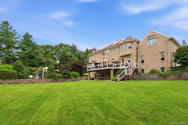 15 Peppermill Lane, Dix Hills, NY 11746