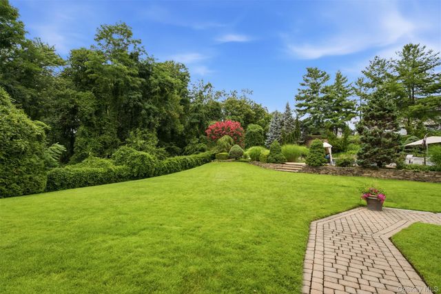 15 Peppermill Lane, Dix Hills, NY 11746