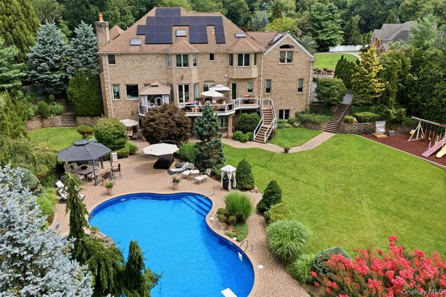 15 Peppermill Lane, Dix Hills, NY 11746