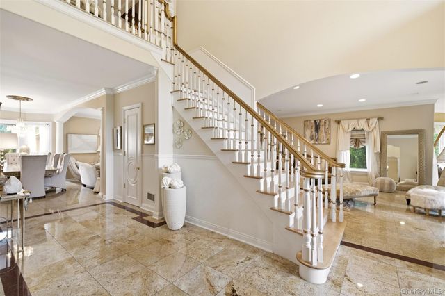 15 Peppermill Lane, Dix Hills, NY 11746