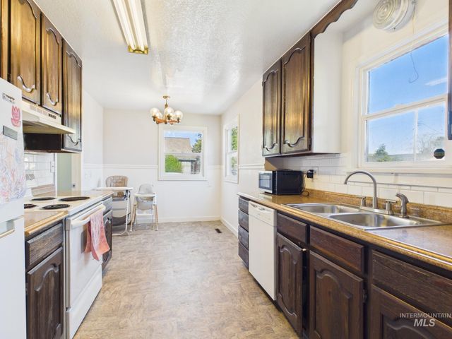 204 Anderson St, Caldwell, ID 83605