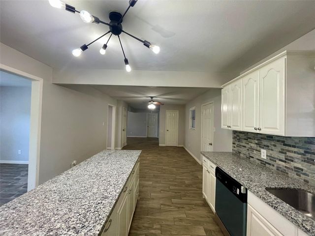 300 Hargett Street, Clute, TX 77531