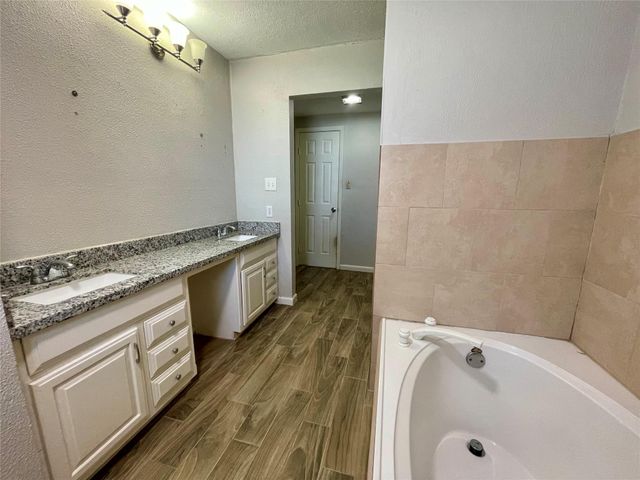 300 Hargett Street, Clute, TX 77531