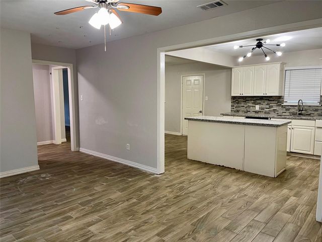 300 Hargett Street, Clute, TX 77531