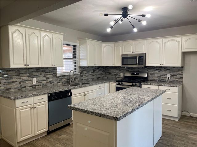 300 Hargett Street, Clute, TX 77531