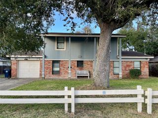 300 Hargett Street, Clute, TX 77531